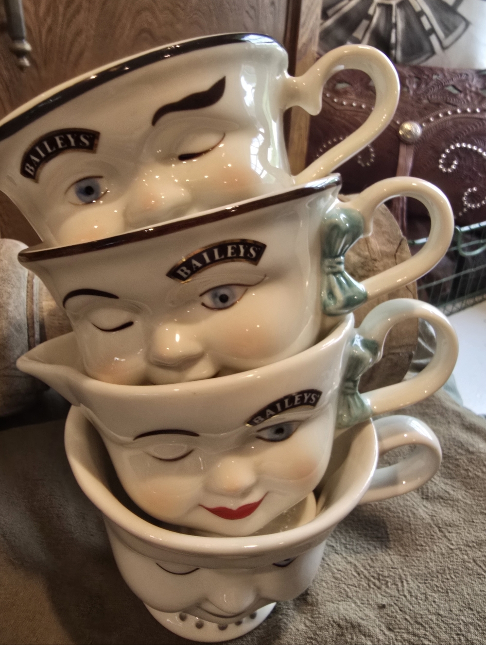 Set Of 4 Baileys Irish Creme Winking Mugs And Creamer - Picture 2 of 10